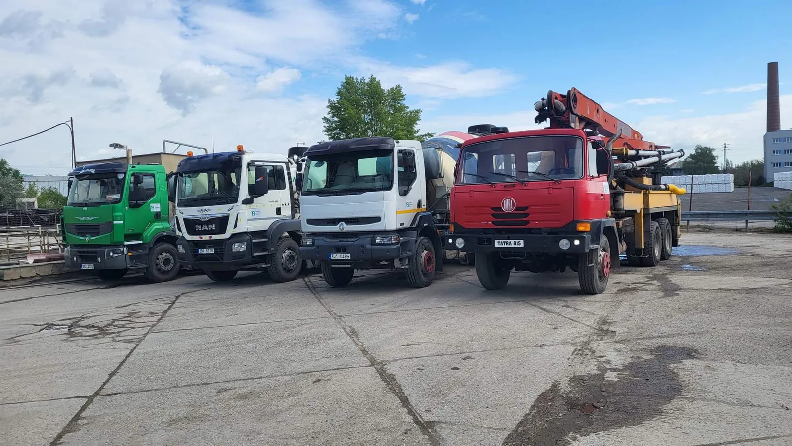 Vozový park betonárny — autodomíchávače a čerpadlo betonové směsi
