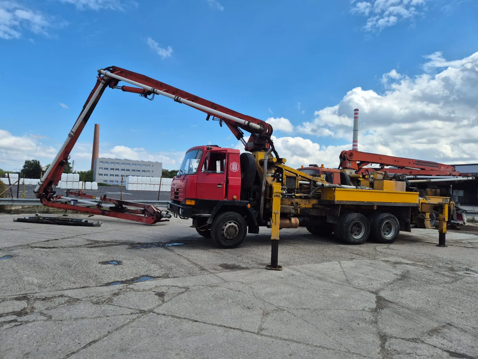 Autodomíchávač a čerpadlo betonové směsi při betonáži